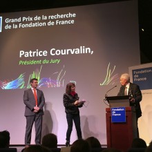 Patrice Courvalin, Jury President, presents the 'Grand Prix' of the 'Fondation de France' to Erwan Bézard.